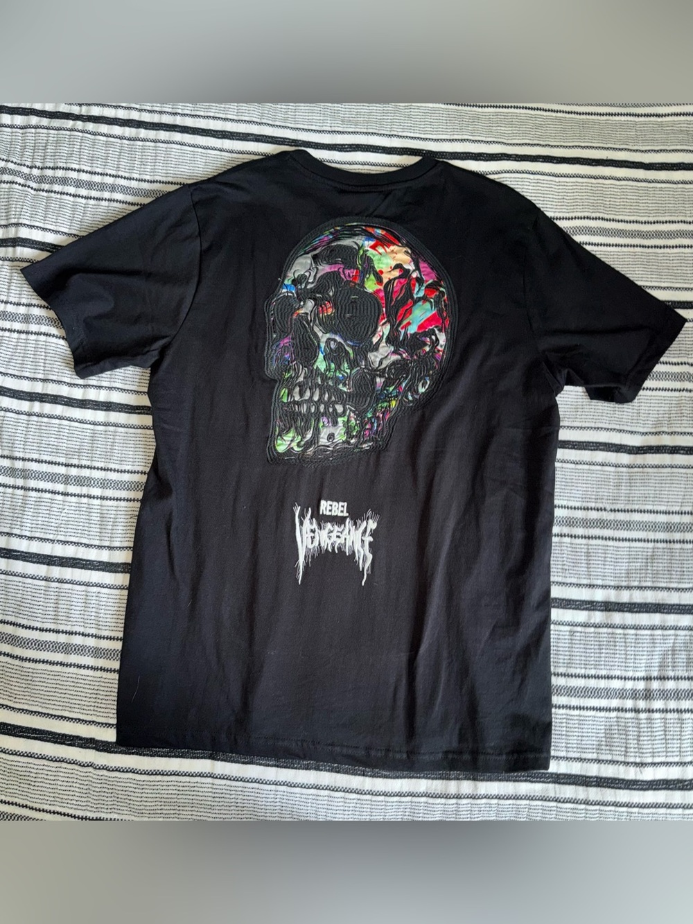 Men’s multi-colored abstract paint-splash skull graphic short sleeve shirt